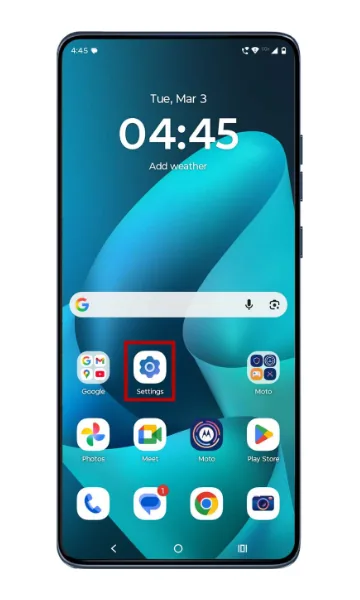 Motorola Home screen with the Settings app highlighted