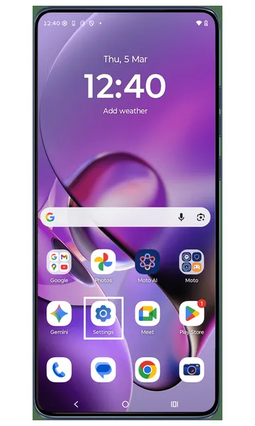 Motorola Home screen with the Settings app highlighted
