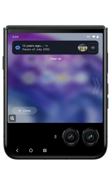 Notification list on the razr external display with expand arrow